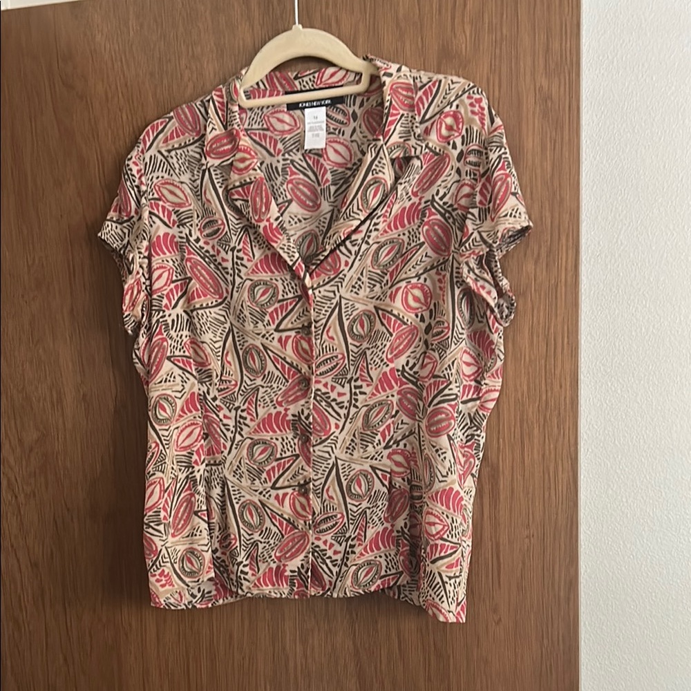 Jones New York, 100% silk, size 14 collared bottom front blouse, cap sleeves